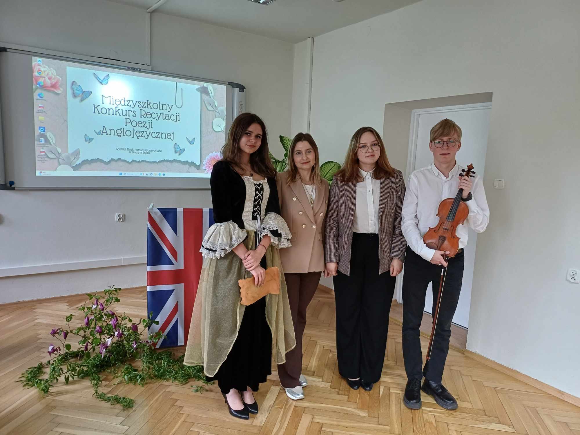 Zdjęcie Konkurs Piosenki Anglojęzycznej 2024 (2)a032cdef-24a3-4b8e-86fd-0dca295f0273.jpg w galerii Międzyszkolny Konkurs Recytacji Poezji Anglojęzycznej